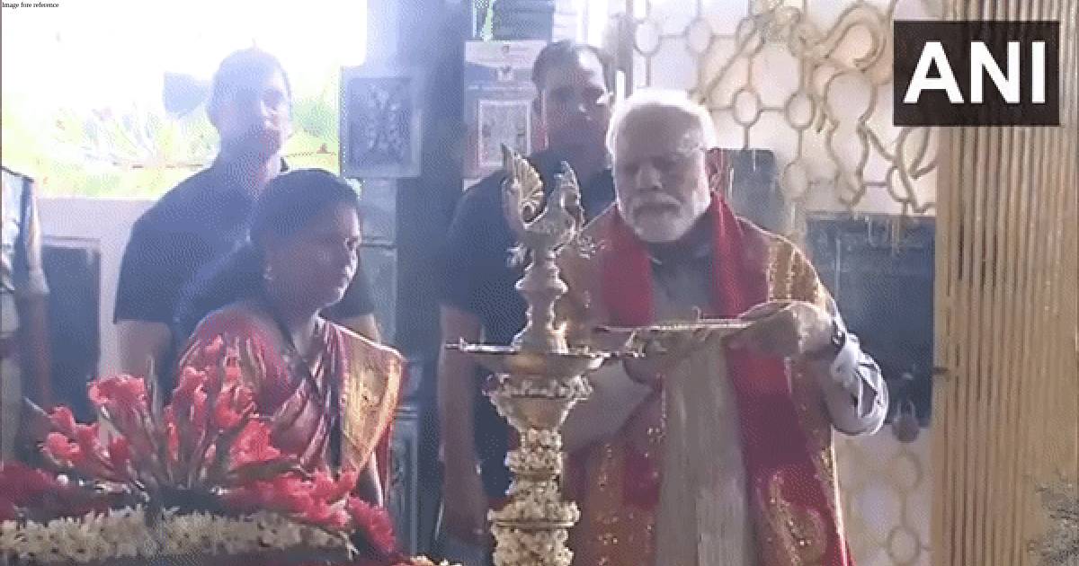 Telangana: PM Modi offers prayers at Bhadrakali Temple in Warangal
